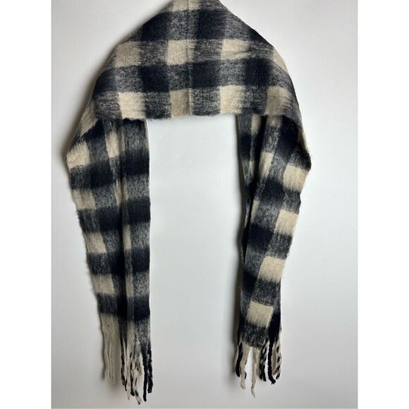 Black and cream Plaid oversized scarf - Picture 6 of 7